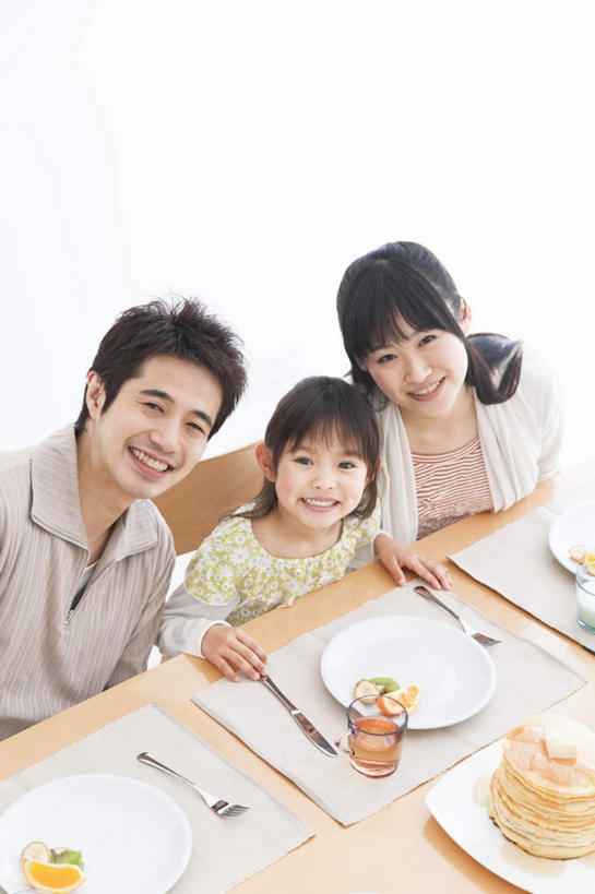 点心,东方人,儿童,三个人,家庭,夫妻,母亲,父亲,女儿,坐,笑,微笑,露齿笑,竖图,俯视,室内,白天,爱情,下午茶,纯洁,餐桌,桌子,餐具,亚洲,服装,碟子,盘,食品,浪漫,注视,休闲装,黄种人,食物,糕点,小孩,衣服,盘子,碟,观察,看,休闲,温暖,温馨,父女,母女,三口之家,一家人,休闲服,恩爱,父爱,可爱,母爱,童年,童趣,恋人,服饰,餐台,观看,和睦,察看,关注,童真,烂漫,无邪,天真,男人,男性,年轻男性,年轻女性,女孩,女人,女性,亚洲人,孩子,年轻人,夫妇,情侣,抬头,仰头,坐着,半身,彩图,高角度拍摄,伴侣,融洽,蛋糕,女生