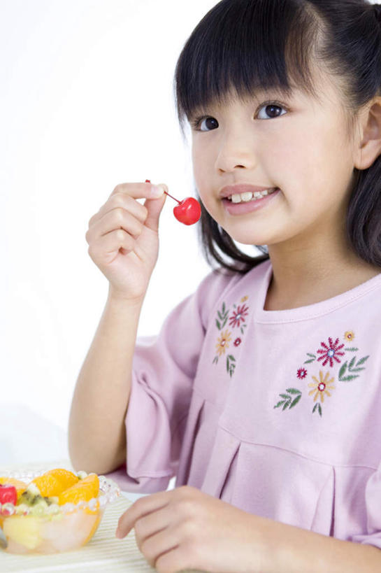 东方人,儿童,一个人,坐,笑,微笑,竖图,室内,白天,正面,纯洁,餐桌,桌子,樱桃,水果,玻璃,亚洲,仅一个女性,仅一个人,服装,新鲜,生食,食品,布丁,果实,拿,拿着,注视,休闲装,黄种人,玻璃制品,食物,小孩,衣服,碗,观察,看,仅一个小孩,休闲,休闲服,可爱,童年,童趣,服饰,有机食品,绿色食品,餐台,观看,察看,关注,童真,烂漫,无邪,天真,女孩,女人,女性,亚洲人,孩子,樱珠,莺桃,英桃,楔桃,牛桃,荆桃,坐着,半身,彩图,女生