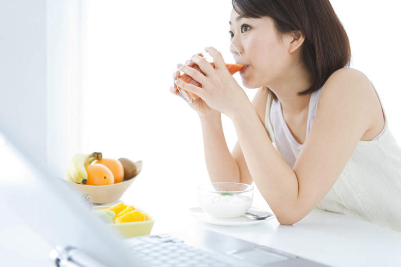 果汁,东方人,一个人,坐,横图,室内,白天,白色背景,侧面,电脑,笔记本电脑,餐桌,窗帘,桌子,杯子,餐具,水果,亚洲,仅一个年轻女性,仅一个女性,仅一个人,喝,服装,新鲜,装饰,网络,生食,食品,果实,饮品,拿,拿着,注视,休闲装,黄种人,通讯设备,玻璃制品,食物,饮料,衣服,帘子,水杯,观察,看,休闲,休闲服,遮阳,摄影,服饰,有机食品,绿色食品,影棚,餐台,观看,华丽,修饰,点缀,察看,无线,关注,可口,通信设备,无线网络,无线上网,便携式电脑,衬托,美观,雅致,雅观,适口,手提电脑,年轻女性,女人,女性,亚洲人,玻璃杯,坐着,半身,彩图,影棚拍摄,拍摄