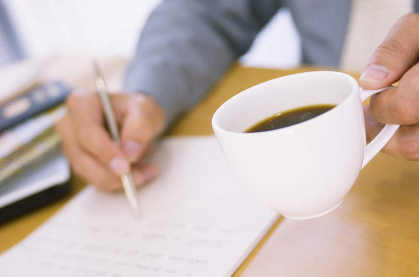 东方人,手,一个人,商务人士,商务男性,办公室,坐,横图,俯视,室内,特写,白天,衬衫,桌子,亚洲,双手,仅一个男性,仅一个人,套装,朦胧,模糊,笔,材料,档案,文件,办公桌,办公用品,领带,圆珠笔,拿,拿着,黄种人,文具,仅一个年轻男性,学习用品,资料,手部,文具用品,象征,庄重,文档,商务装,身份,工薪阶层,正式,地位,年轻男性,亚洲人,年轻人,白领,上班族,坐着,半身,彩图,高角度拍摄,衬衣