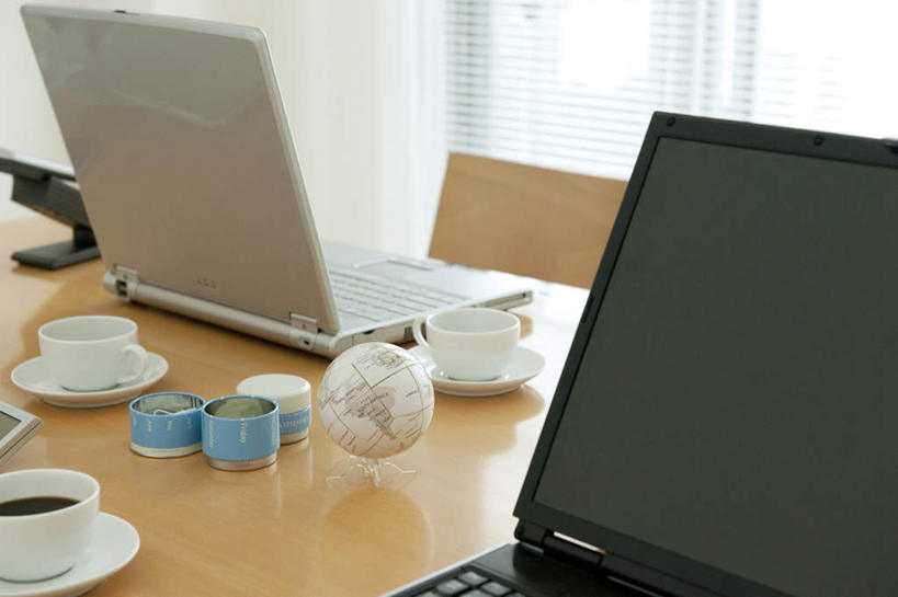 咖啡,无人,横图,俯视,室内,特写,白天,幸福,电脑,笔记本电脑,仪器,海洋,窗户,桌子,静物,杯子,餐具,地图,椅子,阴影,光线,网格,网络,瓷器,地球仪,碟子,盘,线条,影子,世界地图,办公桌,地球,陆地,咖啡杯,陶瓷制品,两杯,三杯,全球,娱乐,通讯设备,玻璃窗,球,饮料,一个,白色,黑色,阳光,盘子,经纬线,模型,碟,享受,休闲,球体,温馨,放松,乐趣,地理,国家,单个,两台,大陆,世界,提神,无线,舒适,瓷杯,醒脑,通信设备,无线网络,纬线,版图,经线,无线上网,便携式电脑,经纬仪,地理学,软饮料,手提电脑,彩图,高角度拍摄,大洋,大洲