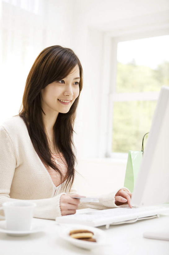 点心,咖啡,东方人,一个人,坐,笑,微笑,露齿笑,竖图,室内,白天,正面,下午茶,幸福,显示器,窗户,桌子,杯子,餐具,亚洲,仅一个年轻女性,仅一个女性,仅一个人,阴影,服装,光线,瓷器,碟子,盘,屏幕,影子,办公桌,食品,咖啡杯,陶瓷制品,注视,休闲装,黄种人,娱乐,显示屏,玻璃窗,食物,糕点,饮料,衣服,阳光,盘子,碟,观察,看,享受,休闲,温馨,休闲服,放松,乐趣,服饰,观看,察看,提神,舒适,关注,瓷杯,醒脑,输出设备,软饮料,年轻女性,女人,女性,亚洲人,坐着,半身,彩图,蛋糕