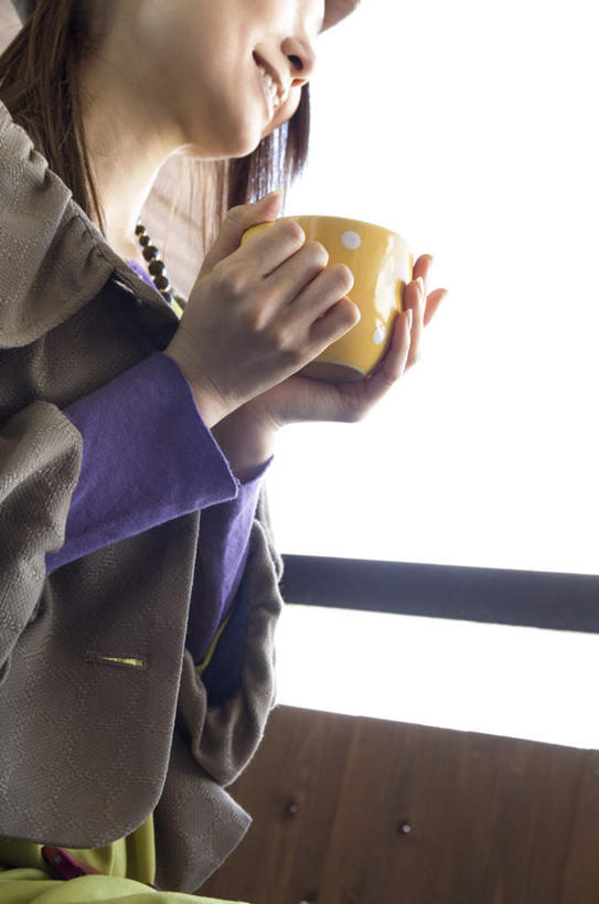 东方人,一个人,栏杆,坐,竖图,室内,白天,仰视,杯子,亚洲,仅一个年轻女性,仅一个女性,仅一个人,服装,瓷器,云,云朵,围栏,咖啡杯,陶瓷制品,拿,云彩,拿着,注视,休闲装,黄种人,护栏,衣服,蓝色,白云,蓝天,天空,天,观察,看,休闲,休闲服,服饰,观看,察看,关注,瓷杯,年轻女性,女人,女性,亚洲人,坐着,半身,彩图,低角度拍摄