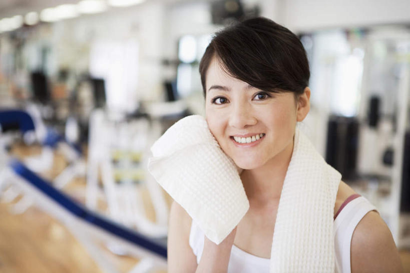 东方人,一个人,健身房,站,笑,微笑,露齿笑,横图,室内,白天,正面,锻炼,运动,亚洲,仅一个年轻女性,仅一个女性,仅一个人,擦,服装,朦胧,模糊,纺织物,拿,拿着,注视,休闲装,黄种人,衣服,毛巾,观察,看,清洁,站着,休闲,休闲服,擦拭,服饰,观看,保暖,察看,关注,透气,防水,储水,耐磨,吸水,体育,年轻女性,女人,女性,亚洲人,站立,半身,彩图,健身,健身馆