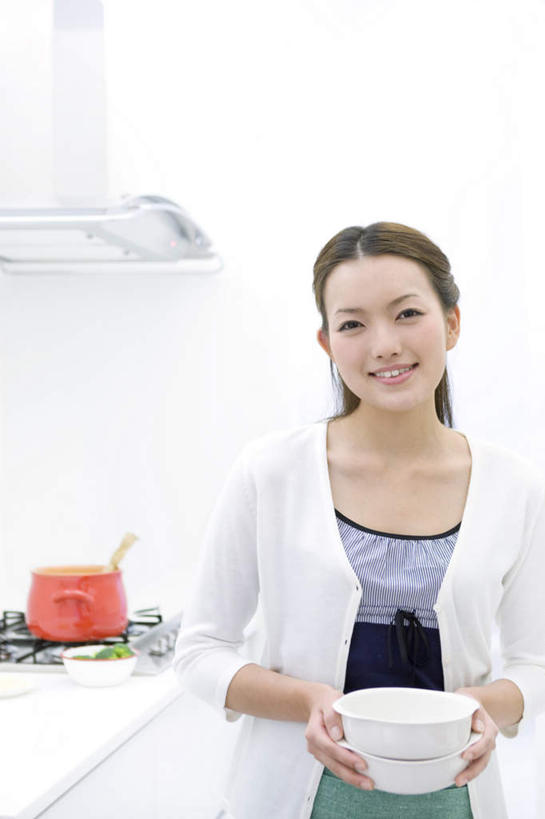 东方人,一个人,站,笑,微笑,露齿笑,竖图,室内,白天,正面,厨房,餐具,亚洲,仅一个年轻女性,仅一个女性,仅一个人,服装,拿,拿着,注视,休闲装,黄种人,衣服,白色,碗,观察,看,站着,休闲,休闲服,服饰,观看,察看,关注,年轻女性,女人,女性,亚洲人,进餐用具,烹调用具,站立,半身,彩图,灶间