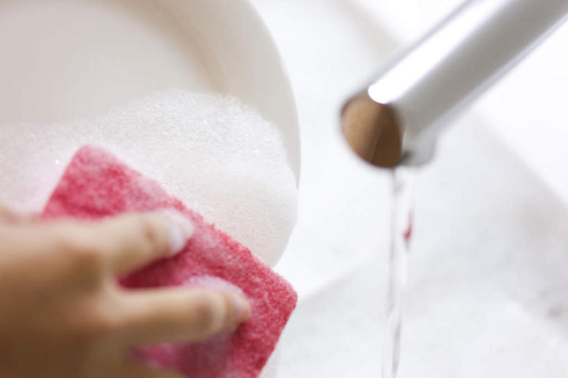 东方人,手,一个人,坐,横图,俯视,室内,特写,白天,厨房,亚洲,仅一个年轻女性,仅一个女性,仅一个人,服装,水槽,水龙头,流水,水流,拿,百洁布,拿着,休闲装,黄种人,开关,衣服,打开,休闲,手部,休闲服,服饰,流动,单手,阀门,开启,水咀,年轻女性,女人,女性,亚洲人,清洗,洗涤,坐着,半身,彩图,高角度拍摄,灶间