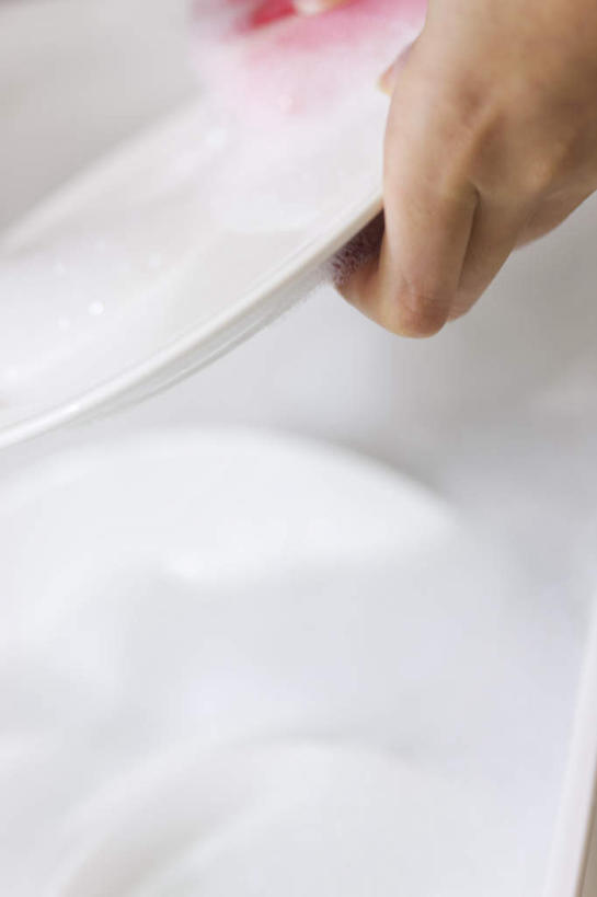 东方人,手,一个人,站,竖图,俯视,室内,特写,白天,厨房,餐具,亚洲,仅一个年轻女性,仅一个女性,仅一个人,碟子,盘,泡沫,水槽,拿,百洁布,拿着,黄种人,盘子,碟,站着,手部,单手,年轻女性,女人,女性,亚洲人,清洗,洗涤,站立,半身,彩图,高角度拍摄,灶间