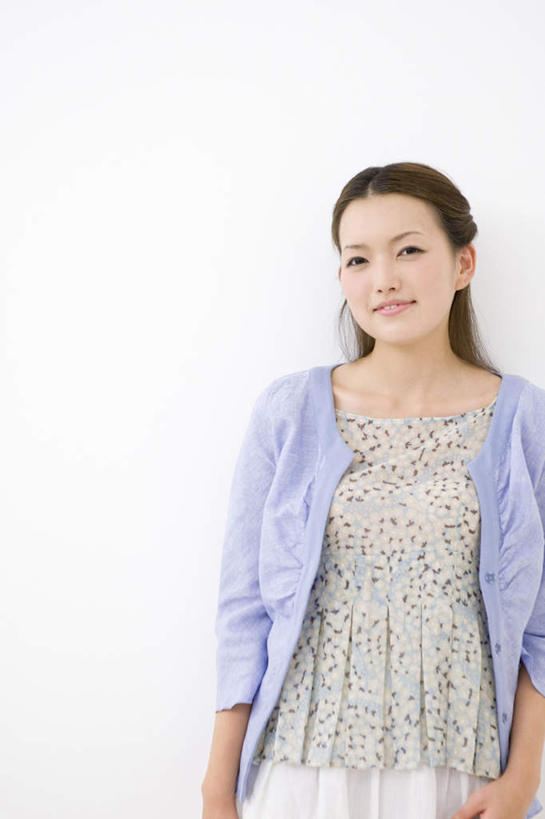 东方人,一个人,站,笑,微笑,竖图,室内,白天,白色背景,正面,亚洲,仅一个年轻女性,仅一个女性,仅一个人,服装,注视,休闲装,黄种人,衣服,蓝色,观察,看,靠,靠着,站着,休闲,休闲服,摄影,服饰,影棚,观看,察看,关注,年轻女性,女人,女性,亚洲人,站立,半身,彩图,影棚拍摄,拍摄