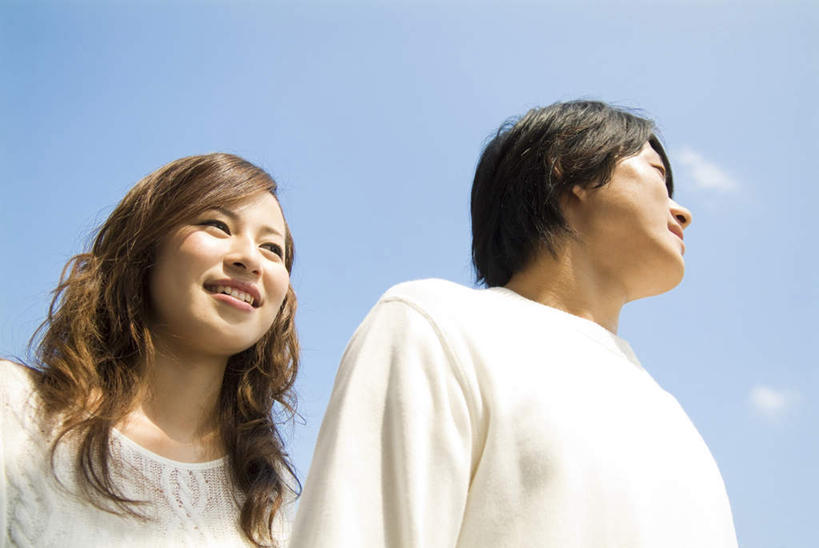 东方人,四个人,夫妻,站,笑,微笑,露齿笑,横图,室外,白天,仰视,毛衣,爱情,亚洲,阴影,服装,光线,影子,云,云朵,浪漫,云彩,注视,休闲装,黄种人,衣服,蓝色,白云,蓝天,天空,阳光,天,观察,看,站着,休闲,休闲服,恩爱,恋人,服饰,观看,察看,关注,男人,男性,年轻男性,年轻女性,女人,女性,亚洲人,夫妇,情侣,站立,半身,彩图,低角度拍摄,绒衣,套衫,套头毛衣,线衣,伴侣