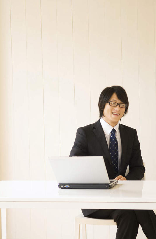 东方人,一个人,商务人士,商务男性,坐,竖图,室内,白天,白色背景,正面,衬衫,电脑,笔记本电脑,桌子,亚洲,仅一个男性,仅一个人,套装,网络,眼镜,办公桌,墙,领带,注视,黄种人,通讯设备,墙壁,墙面,仅一个年轻男性,观察,看,摄影,影棚,观看,察看,无线,象征,庄重,关注,通信设备,商务装,身份,无线网络,近视眼镜,无线上网,便携式电脑,工薪阶层,正式,地位,手提电脑,年轻男性,亚洲人,年轻人,白领,上班族,坐着,半身,彩图,影棚拍摄,衬衣,拍摄