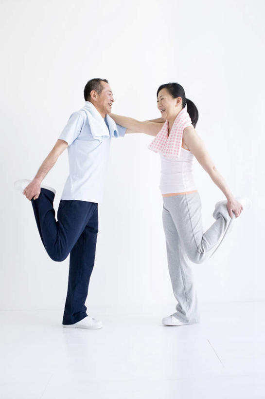 东方人,两个人,夫妻,站,伸展双臂,竖图,室内,白天,白色背景,侧面,爱情,锻炼,运动,亚洲,服装,纺织物,浪漫,注视,休闲装,黄种人,相视,衣服,毛巾,观察,看,清洁,站着,休闲,面对面,休闲服,恩爱,恋人,摄影,服饰,影棚,观看,对视,保暖,察看,关注,相对,透气,防水,相看,储水,耐磨,吸水,体育,男人,男性,女人,女性,中年男性,中年女性,亚洲人,夫妇,情侣,敞开双臂,伸开双臂,展开双肩,站立,张开手臂,张开双臂,彩图,全身,影棚拍摄,健身,拍摄,伴侣