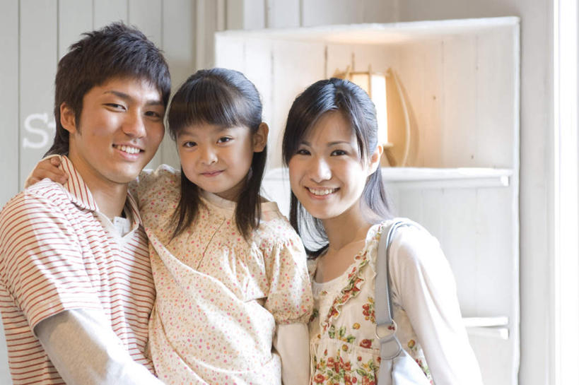 东方人,儿童,三个人,家庭,夫妻,母亲,父亲,女儿,站,抱,笑,微笑,露齿笑,横图,室内,白天,正面,爱情,纯洁,亚洲,服装,墙,浪漫,注视,休闲装,黄种人,墙壁,墙面,小孩,衣服,观察,看,站着,休闲,温暖,温馨,父女,母女,三口之家,一家人,休闲服,恩爱,父爱,可爱,母爱,童年,童趣,恋人,服饰,抱着,观看,和睦,察看,搂着,关注,童真,烂漫,无邪,天真,男人,男性,年轻男性,年轻女性,女孩,女人,女性,亚洲人,孩子,年轻人,夫妇,情侣,搂,搂抱,站立,半身,彩图,伴侣,融洽,女生