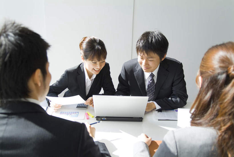 东方人,背部,四个人,同事,商务人士,商务男性,商务女性,办公室,坐,笑,微笑,露齿笑,横图,室内,白天,正面,衬衫,成功,合作,团队,集体,信心,电脑,笔记本电脑,亚洲,阴影,套装,光线,网络,材料,档案,文件,影子,领带,注视,黄种人,通讯设备,队伍,阳光,资料,观察,看,观看,察看,无线,领导,象征,庄重,成就,关注,文档,通信设备,商务装,身份,无线网络,合伙,领袖,无线上网,便携式电脑,工薪阶层,正式,地位,手提电脑,男人,男性,年轻男性,年轻女性,女人,女性,亚洲人,年轻人,白领,上班族,坐着,半身,彩图,衬衣