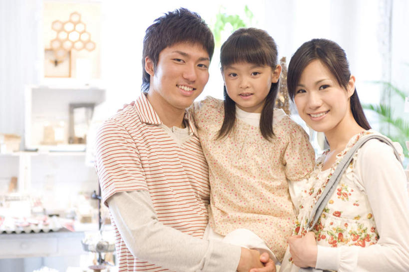 东方人,儿童,三个人,家庭,夫妻,母亲,父亲,女儿,站,抱,笑,微笑,露齿笑,横图,室内,白天,正面,爱情,纯洁,植物,亚洲,服装,盆栽,墙,盆景,浪漫,注视,休闲装,黄种人,墙壁,墙面,小孩,衣服,绿色,自然,观察,看,站着,休闲,温暖,温馨,父女,母女,三口之家,一家人,休闲服,恩爱,父爱,可爱,母爱,童年,童趣,恋人,服饰,生长,成长,抱着,观看,和睦,察看,搂着,关注,童真,烂漫,无邪,天真,男人,男性,年轻男性,年轻女性,女孩,女人,女性,亚洲人,孩子,年轻人,夫妇,情侣,搂,搂抱,站立,半身,彩图,伴侣,融洽,女生