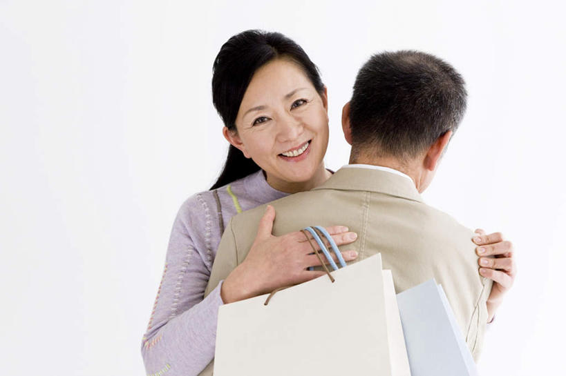 东方人,背部,两个人,夫妻,站,抱,笑,微笑,露齿笑,横图,室内,白天,白色背景,正面,爱情,购物,消费,袋子,亚洲,服装,包装袋,手提袋,购物袋,浪漫,拿,拿着,注视,休闲装,黄种人,衣服,紫色,黑色,观察,看,站着,休闲,休闲服,恩爱,金融,恋人,摄影,服饰,影棚,抱着,观看,察看,搂着,购买,关注,贸易,男人,男性,女人,女性,中年男性,中年女性,亚洲人,长发,夫妇,情侣,搂,搂抱,站立,半身,彩图,影棚拍摄,拍摄,伴侣