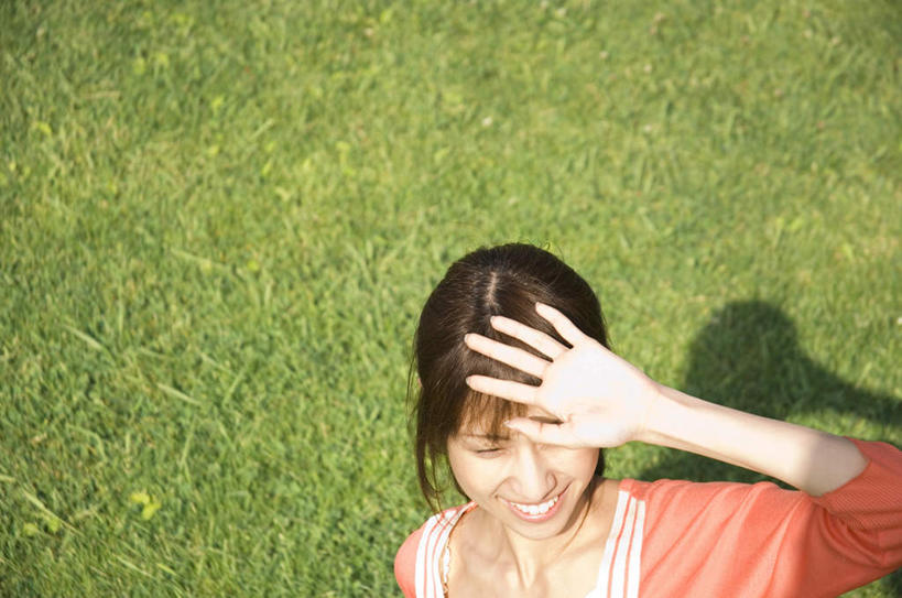 东方人,脸,头,脸颊,一个人,站,笑,微笑,露齿笑,横图,俯视,室外,白天,草地,草坪,植物,亚洲,仅一个年轻女性,仅一个女性,仅一个人,阴影,服装,光线,影子,注视,休闲装,黄种人,草,衣服,红色,绿色,阳光,观察,看,站着,休闲,休闲服,遮,遮掩,服饰,观看,察看,掩盖,遮挡,关注,遮盖,掩饰,年轻女性,女人,女性,亚洲人,头部,脸部,脸蛋,面部,站立,半身,彩图,高角度拍摄