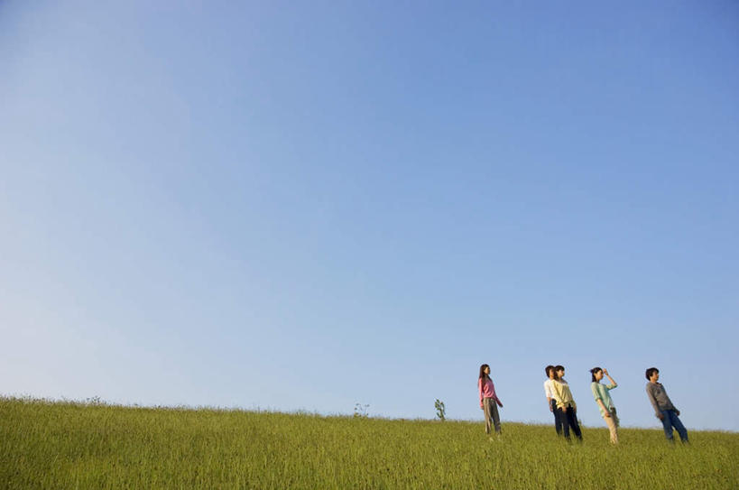 东方人,伙伴,朋友,站,笑,微笑,横图,室外,白天,仰视,友谊,草地,草坪,植物,亚洲,五个人,阴影,服装,光线,影子,许多人,注视,休闲装,黄种人,草,衣服,蓝色,绿色,蓝天,天空,阳光,天,观察,看,站着,一群人,休闲,休闲服,服饰,晴朗,观看,察看,关注,万里无云,友情,男人,男性,年轻男性,年轻女性,女人,女性,亚洲人,晴空,晴空万里,站立,彩图,低角度拍摄,全身