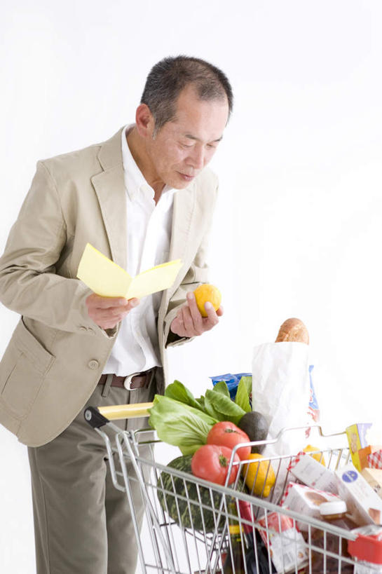 东方人,一个人,站,竖图,室内,白天,白色背景,侧面,蔬菜,西红柿,叶子,购物车,亚洲,仅一个男性,仅一个人,仅一个中年男性,服装,新鲜,食品,绿叶,拿,拿着,注视,休闲装,黄种人,车,玻璃制品,食物,衣服,玻璃瓶,瓶子,手推车,观察,看,站着,休闲,休闲服,嫩叶,摄影,服饰,有机食品,绿色食品,影棚,观看,账单,察看,便利,票据,存放,关注,载具,发票,小票,快捷,方便,寄存,寄放,暂存,男人,男性,中年男性,亚洲人,叶,叶片,番茄,站立,半身,彩图,影棚拍摄,拍摄,收据