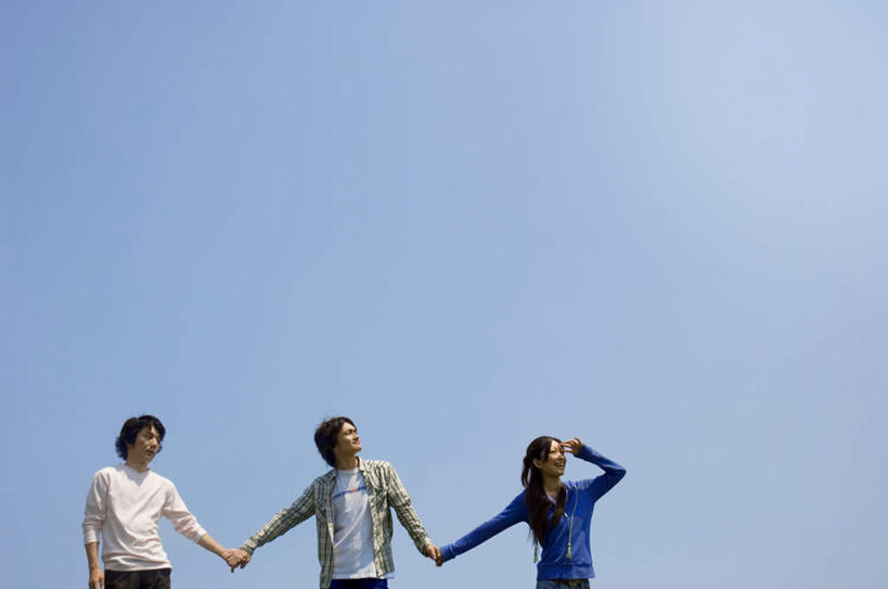 东方人,两个人,站,握手,横图,室外,白天,仰视,爱情,亚洲,服装,浪漫,注视,休闲装,黄种人,衣服,蓝色,蓝天,天空,天,观察,看,站着,休闲,温暖,温馨,休闲服,恩爱,恋人,服饰,晴朗,观看,和睦,察看,关注,万里无云,男人,男性,年轻男性,年轻女性,女人,女性,亚洲人,情侣,晴空,晴空万里,搀手,拉手,手拉手,手握手,抬头,仰头,站立,半身,彩图,低角度拍摄,伴侣,融洽