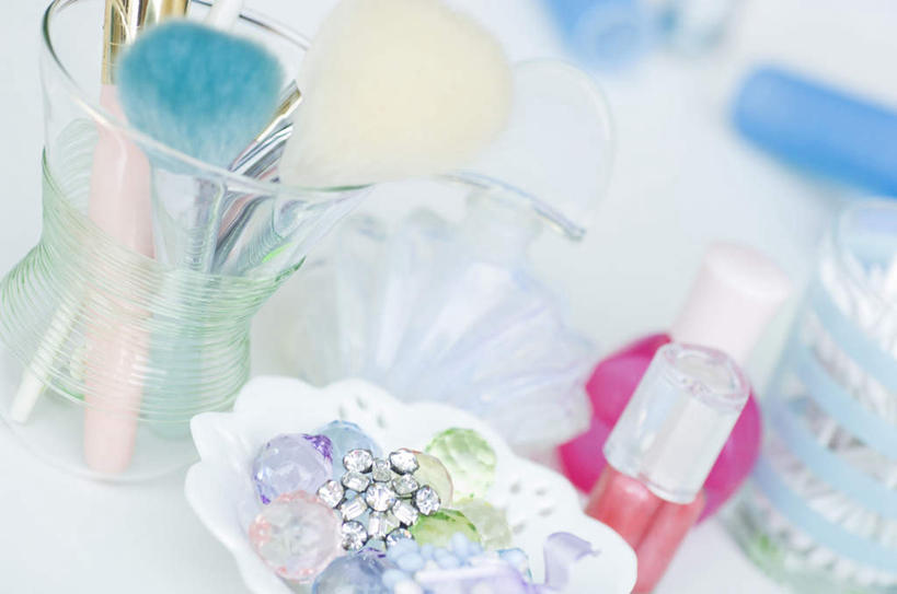 无人,横图,俯视,室内,特写,白天,杯子,一堆,许多,堆叠,堆积,朦胧,模糊,装饰,盛开,花蕾,指甲油,玻璃制品,花,花瓣,花朵,鲜花,化妆棉,化妆品,化妆刷,刷子,水杯,花苞,花蕊,腮红刷,堆,卷发棒,华丽,修饰,点缀,美容工具,彩妆刷,化妆工具,蜜粉刷,衬托,美观,雅致,雅观,玻璃杯,彩图,高角度拍摄