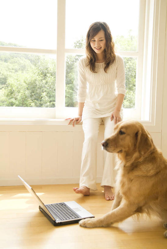 东方人,一个人,客厅,站,竖图,室内,白天,正面,电脑,笔记本电脑,植物,窗户,地板,宠物,狗,亚洲,仅一个年轻女性,仅一个女性,仅一个人,一条,服装,网络,地面,注视,休闲装,黄种人,通讯设备,金毛犬,木地板,玻璃窗,树,树木,衣服,绿色,自然,动物,观察,看,站着,休闲,休闲服,可爱,服饰,金毛,生长,成长,观看,察看,无线,起居室,关注,寻回犬,通信设备,无线网络,无线上网,便携式电脑,金毛寻回犬,忠诚,手提电脑,年轻女性,女人,女性,亚洲人,犬,站立,彩图,全身