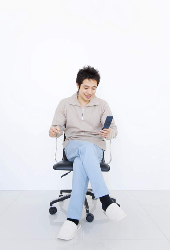 东方人,一个人,坐,打电话,竖图,室内,白天,白色背景,正面,电话,手机,亚洲,仅一个男性,仅一个人,服装,二郎腿,拿,拿着,注视,休闲装,黄种人,通讯设备,仅一个年轻男性,衣服,观察,看,休闲,休闲服,摄影,服饰,影棚,观看,察看,关注,交流,男人,男性,年轻男性,亚洲人,沟通,通话,坐着,彩图,全身,影棚拍摄,拍摄