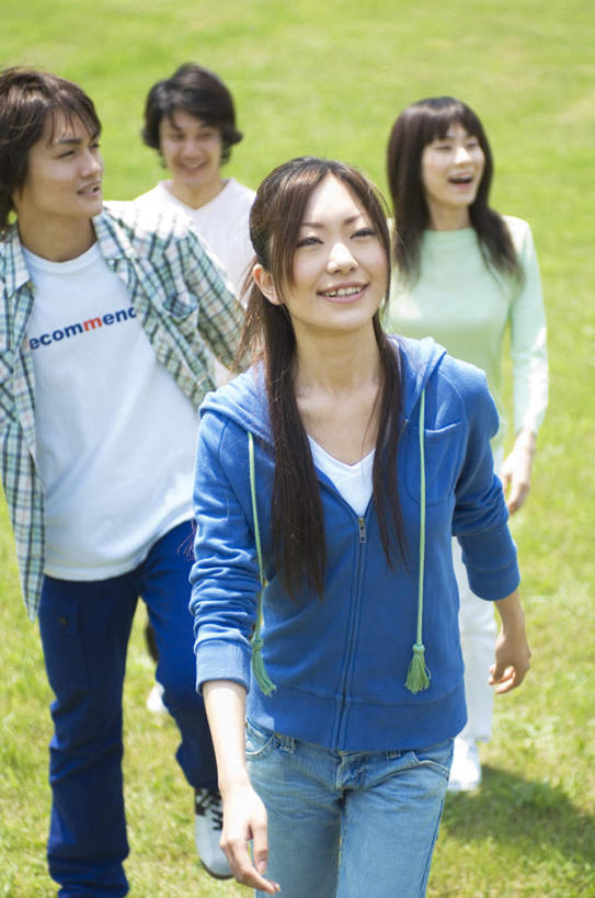 东方人,四个人,站,走,竖图,俯视,室外,白天,仰视,爱情,草地,草坪,植物,亚洲,服装,浪漫,注视,休闲装,黄种人,草,衣服,蓝色,绿色,观察,看,站着,休闲,温暖,温馨,休闲服,恩爱,恋人,服饰,观看,和睦,察看,关注,男人,男性,年轻男性,年轻女性,女人,女性,亚洲人,情侣,步行,散步,站立,走路,半身,彩图,低角度拍摄,高角度拍摄,伴侣,融洽