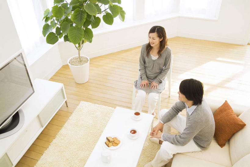 东方人,两个人,夫妻,客厅,坐,笑,微笑,露齿笑,横图,俯视,室内,白天,爱情,植物,餐桌,地板,沙发,桌子,杯子,电视,亚洲,服装,环保,瓷器,盆栽,咖啡杯,盆景,陶瓷制品,地面,浪漫,注视,休闲装,黄种人,木地板,衣服,绿色,自然,液晶电视,观察,看,休闲,休闲服,恩爱,清晰,恋人,服饰,轻薄,生长,成长,餐台,观看,回收,资源,察看,起居室,关注,彩电,瓷杯,利用,便携,低碳,循环,彩色电视机,客堂,男人,男性,年轻男性,年轻女性,女人,女性,亚洲人,夫妇,情侣,电视机,坐着,半身,彩图,高角度拍摄,伴侣,高清,皮沙发