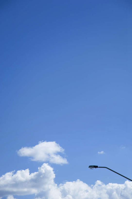 无人,竖图,室外,白天,仰视,旅游,度假,美景,路灯,照明,阴影,光线,影子,景观,云,云朵,灯光,云彩,娱乐,灯,蓝色,白云,蓝天,天空,阳光,自然,天,享受,休闲,景色,放松,晴朗,照亮,照明设备,自然风光,晴空,彩图,低角度拍摄