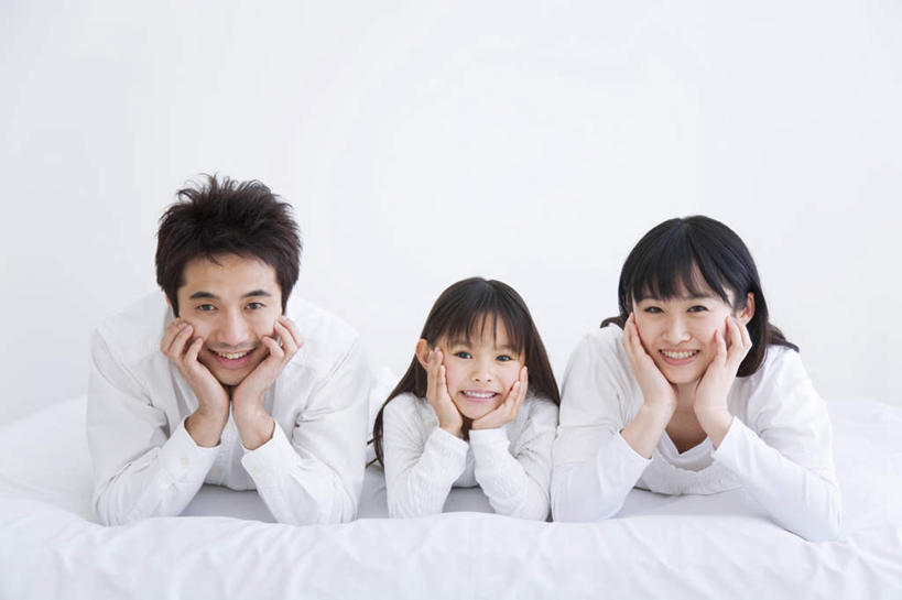 东方人,儿童,三个人,家庭,夫妻,母亲,父亲,女儿,笑,微笑,露齿笑,横图,室内,白天,白色背景,正面,爱情,纯洁,床,卧室,亚洲,一排,服装,整齐,墙,双人床,床单,浪漫,休闲装,黄种人,被子,墙壁,墙面,排列,小孩,衣服,白色,趴着,休闲,温暖,温馨,父女,母女,三口之家,一家人,休闲服,恩爱,父爱,可爱,母爱,童年,童趣,恋人,摄影,服饰,影棚,和睦,被单,队列,童真,烂漫,无邪,天真,男人,男性,年轻男性,年轻女性,女孩,女人,女性,亚洲人,孩子,年轻人,夫妇,情侣,趴,半身,彩图,影棚拍摄,拍摄,睡房,卧房,伴侣,融洽,女生