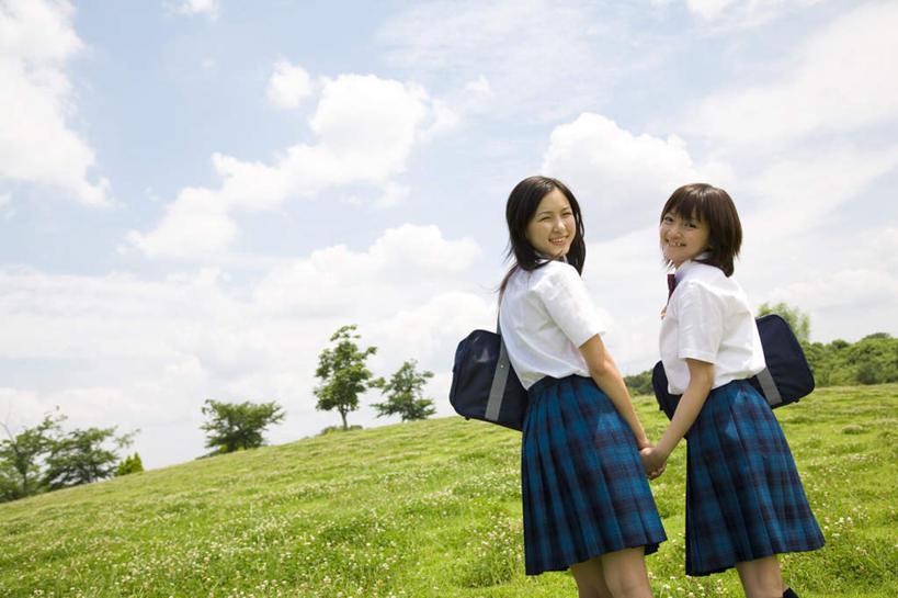 东方人,两个人,伙伴,朋友,站,握手,笑,微笑,横图,室外,白天,裙子,制服,友谊,草地,草坪,植物,亚洲,服装,包,书包,云,云朵,云彩,注视,黄种人,草,树,树木,背面,蓝色,绿色,白云,蓝天,天空,自然,背包,天,观察,回头,看,站着,同学,校服,短裙,生长,成长,观看,半身裙,百褶裙,单肩包,察看,校友,关注,学生服,同窗,学友,友情,年轻女性,女人,女性,亚洲人,搀手,拉手,手拉手,手握手,站立,半身,彩图