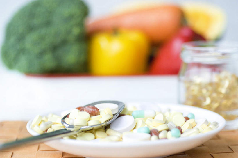 无人,横图,俯视,彩色,室内,特写,白天,安全,石头,辣椒,蔬菜,一堆,许多,堆叠,堆积,朦胧,模糊,新鲜,石子,药剂,勺子,花菜,花椰菜,西兰花,食品,防护,药片,玻璃制品,食物,黄色,蓝色,白色,玻璃瓶,瓶子,药品,调羹,汤匙,鹅卵石,治疗,有机食品,绿色食品,堆,保护,药物,医疗,保险,预防,按摩石,彩椒,辣角,红海椒,大椒,辣虎,广椒,平安,石块,甜椒,柿子椒,辣子,海椒,番椒,灯笼椒,彩图,高角度拍摄