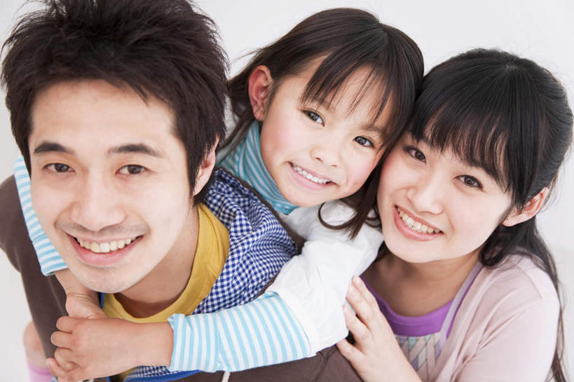 东方人,儿童,脸,头,脸颊,三个人,家庭,夫妻,母亲,父亲,女儿,站,抱,横图,俯视,室内,特写,白天,白色背景,爱情,纯洁,亚洲,服装,浪漫,注视,休闲装,黄种人,小孩,衣服,观察,看,站着,休闲,温暖,温馨,父女,母女,三口之家,一家人,休闲服,恩爱,父爱,可爱,母爱,童年,童趣,恋人,摄影,服饰,影棚,抱着,观看,和睦,察看,搂着,关注,童真,烂漫,无邪,天真,男人,男性,年轻男性,年轻女性,女孩,女人,女性,亚洲人,孩子,年轻人,头部,脸部,脸蛋,面部,夫妇,情侣,搂,搂抱,站立,半身,彩图,高角度拍摄,影棚拍摄,拍摄,伴侣,融洽,女生