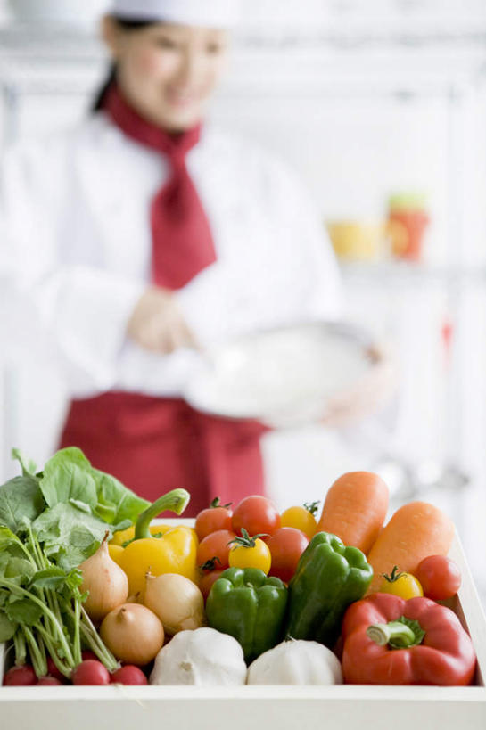 东方人,一个人,厨师,站,笑,微笑,露齿笑,竖图,室内,白天,正面,工作服,制服,辣椒,蔬菜,餐具,帽子,叶子,亚洲,仅一个年轻女性,仅一个女性,仅一个人,服装,朦胧,模糊,新鲜,围裙,食品,绿叶,拿,拿着,注视,黄种人,领巾,食物,衣服,红色,碗,观察,看,站着,嫩叶,服饰,有机食品,绿色食品,观看,察看,衣着,穿着,关注,厨师帽,辣角,红海椒,大椒,辣虎,广椒,工作制服,衣饰,年轻女性,女人,女性,亚洲人,厨师长,厨子,大厨,主厨,叶,叶片,进餐用具,烹调用具,辣子,红辣椒,海椒,番椒,站立,半身,彩图,工作套服