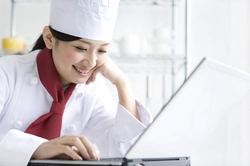 东方人,一个人,厨师,坐,笑,微笑,露齿笑,横图,室内,白天,正面,工作服,制服,电脑,笔记本电脑,帽子,亚洲,仅一个年轻女性,仅一个女性,仅一个人,撑,敲打,服装,网络,围裙,托腮,注视,黄种人,输入,通讯设备,领巾,衣服,红色,打字,观察,看,托,服饰,观看,点击,敲击,察看,无线,衣着,穿着,关注,托下巴,通信设备,无线网络,厨师帽,无线上网,便携式电脑,工作制服,衣饰,按键,手提电脑,年轻女性,女人,女性,亚洲人,厨师长,厨子,大厨,主厨,坐着,半身,彩图,工作套服
