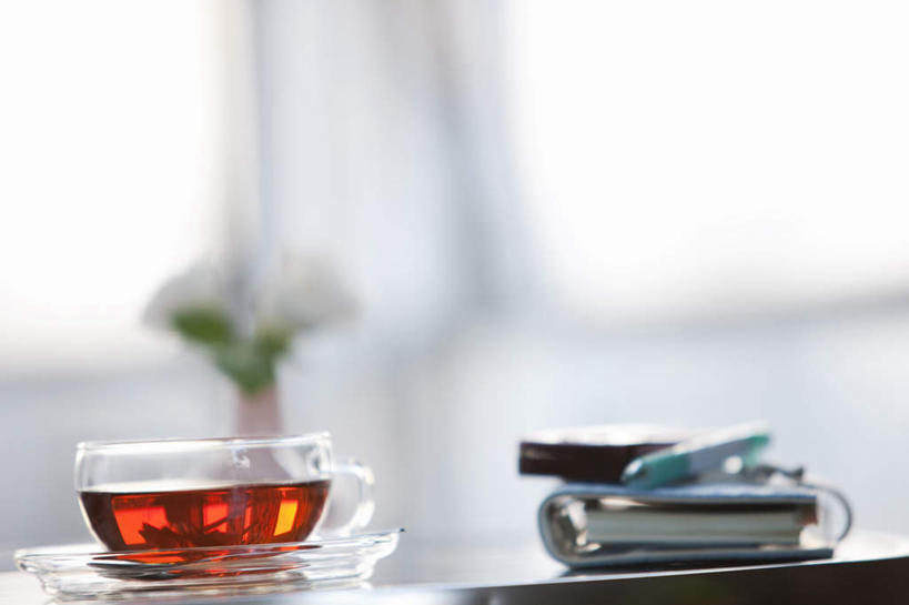 无人,横图,室内,特写,白天,正面,幸福,茶,桌子,杯子,餐具,一本,许多,朦胧,模糊,笔,碟子,盘,办公桌,茶叶,办公用品,记事本,圆珠笔,一杯,娱乐,玻璃制品,文具,本子,笔记本,盘子,水杯,学习用品,碟,享受,休闲,温馨,放松,乐趣,文具用品,一支,提神,舒适,醒脑,玻璃杯,彩图