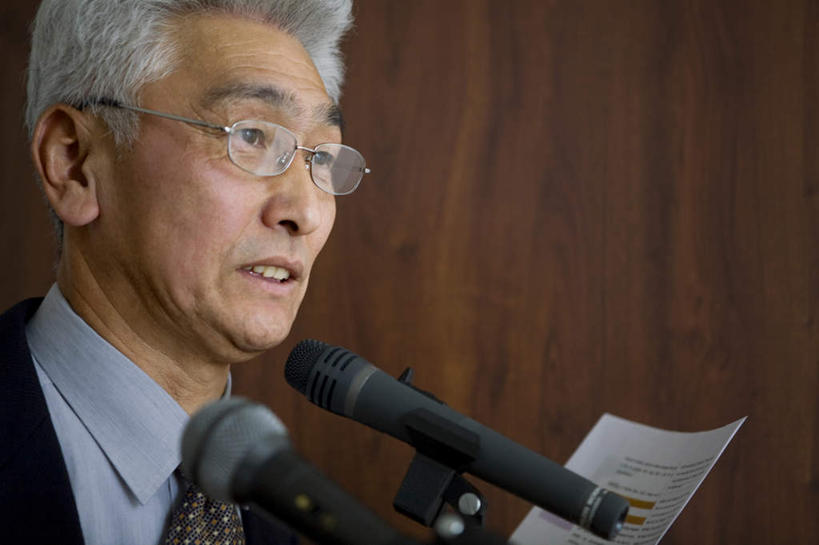 东方人,脸,头,脸颊,一个人,商务人士,教师,商务男性,站,横图,室内,特写,白天,正面,衬衫,亚洲,仅一个男性,仅一个人,仅一个中年男性,套装,材料,档案,文件,眼镜,墙,领带,拿,拿着,注视,黄种人,墙壁,墙面,话筒,资料,观察,看,演讲,站着,观看,察看,麦克风,象征,庄重,关注,扩音器,文档,商务装,身份,近视眼镜,传声器,工薪阶层,正式,地位,微音器,男人,男性,中年男性,亚洲人,头部,脸部,脸蛋,面部,白领,讲师,教授,老师,上班族,站立,半身,彩图,衬衣