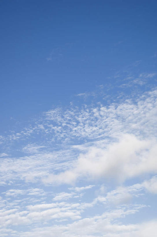 无人,竖图,室外,特写,白天,仰视,旅游,度假,美景,阴影,光线,影子,景观,云,云朵,云彩,娱乐,蓝色,白云,蓝天,天空,阳光,自然,天,享受,休闲,景色,放松,晴朗,自然风光,晴空,彩图,低角度拍摄