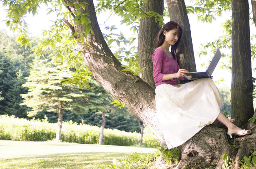 东方人,一个人,坐,横图,室外,白天,正面,电脑,笔记本电脑,植物,亚洲,仅一个年轻女性,仅一个女性,仅一个人,敲打,服装,网络,注视,休闲装,黄种人,输入,通讯设备,树,树干,树木,衣服,绿色,紫色,自然,打字,观察,看,休闲,休闲服,服饰,生长,成长,观看,点击,敲击,察看,无线,关注,通信设备,无线网络,无线上网,便携式电脑,按键,手提电脑,年轻女性,女人,女性,亚洲人,坐着,彩图,全身
