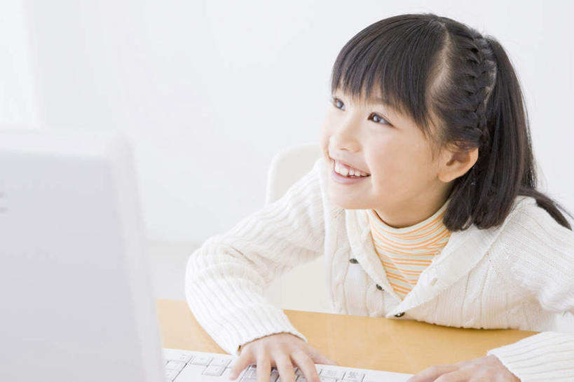 东方人,儿童,一个人,坐,笑,微笑,露齿笑,横图,室内,白天,正面,毛衣,纯洁,电脑,笔记本电脑,桌子,亚洲,仅一个女性,仅一个人,服装,网络,注视,休闲装,黄种人,通讯设备,书桌,小孩,衣服,课桌,观察,看,仅一个小孩,休闲,休闲服,可爱,童年,童趣,服饰,观看,察看,无线,关注,通信设备,无线网络,无线上网,便携式电脑,童真,烂漫,无邪,天真,手提电脑,女孩,女人,女性,亚洲人,孩子,抬头,仰头,坐着,半身,彩图,绒衣,套衫,套头毛衣,线衣,女生