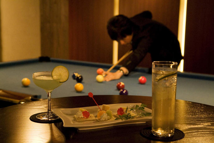 东方人,一个人,站,横图,室内,白天,正面,台球,杯子,亚洲,仅一个男性,仅一个人,握,撞球,服装,球杆,一杯,注视,休闲装,黄种人,运动器械,玻璃制品,彩球,饮料,仅一个年轻男性,衣服,水杯,观察,看,站着,休闲,休闲服,健身器械,握着,服饰,观看,察看,台球桌,关注,健身器材,斯诺克,桌球房,斯诺克球,斯诺克台球,桌球,男人,男性,年轻男性,亚洲人,玻璃杯,站立,半身,彩图,运动器材