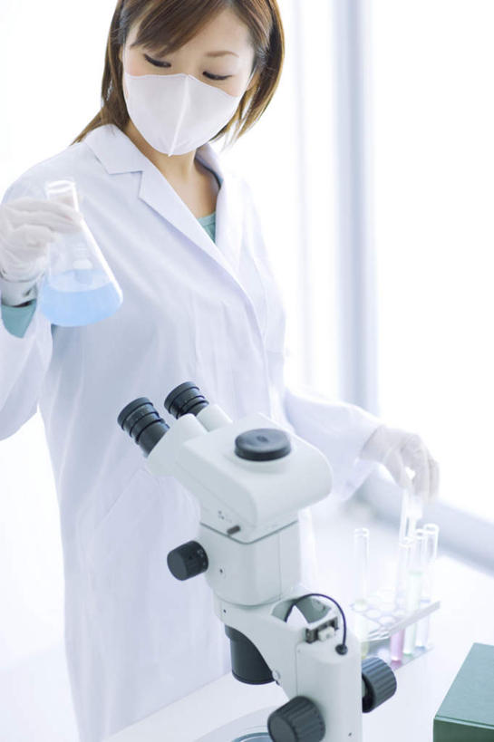 东方人,一个人,科学家,站,竖图,室内,白天,侧面,工作服,制服,实验,仪器,亚洲,仅一个年轻女性,仅一个女性,仅一个人,检查,研究,透明,反射,分离,分析,科学,化学,测试,烧瓶,显微镜,过滤,拿,分开,拿着,注视,黄种人,玻璃制品,玻璃瓶,口罩,瓶子,观察,看,站着,隔断,器皿,清晰,探索,遮掩,放大,观看,隔离,仔细,透镜,察看,卫生,掩盖,凸透镜,遮挡,聚焦,关注,净化,间隔,预防,遮盖,防尘,科学研究者,玻璃仪器,试验耗材,实验用品,平底烧瓶,光学,清楚,掩饰,断绝,隔开,屏蔽,屏绝,远离,中断,阻遏,阻隔,工作制服,年轻女性,女人,女性,亚洲人,科学工作者,站立,半身,彩图,工作套服