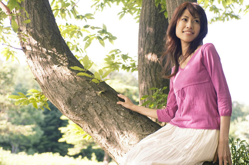 东方人,一个人,坐,笑,微笑,露齿笑,横图,室外,白天,正面,植物,叶子,亚洲,仅一个年轻女性,仅一个女性,仅一个人,服装,绿叶,注视,休闲装,黄种人,树,树干,树木,衣服,绿色,紫色,自然,观察,看,休闲,休闲服,嫩叶,服饰,生长,成长,观看,察看,关注,年轻女性,女人,女性,亚洲人,叶,叶片,坐着,半身,彩图