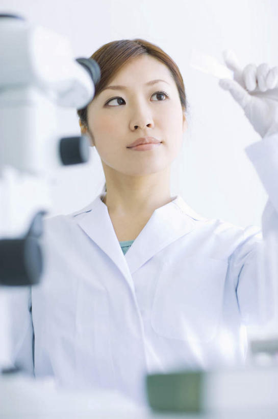 东方人,一个人,科学家,站,竖图,室内,白天,正面,工作服,制服,实验,仪器,亚洲,仅一个年轻女性,仅一个女性,仅一个人,检查,朦胧,模糊,研究,透明,反射,分析,科学,化学,测试,烧瓶,显微镜,拿,拿着,注视,黄种人,玻璃制品,玻璃瓶,瓶子,手套,观察,看,站着,器皿,清晰,探索,放大,观看,仔细,透镜,察看,凸透镜,聚焦,关注,科学研究者,玻璃仪器,试验耗材,实验用品,平底烧瓶,光学,清楚,工作制服,年轻女性,女人,女性,亚洲人,科学工作者,站立,半身,彩图,工作套服