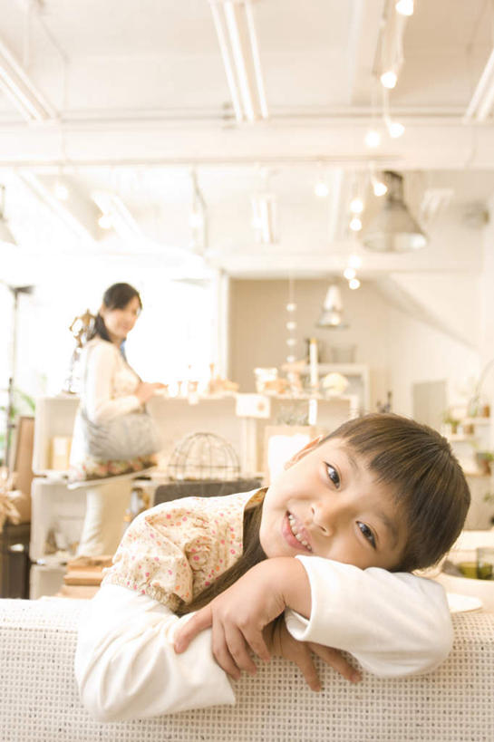 东方人,儿童,两个人,家庭,母亲,儿子,客厅,坐,笑,微笑,露齿笑,竖图,室内,白天,正面,纯洁,沙发,亚洲,服装,注视,休闲装,黄种人,小孩,衣服,观察,看,休闲,温暖,温馨,母子,一家人,休闲服,可爱,母爱,童年,童趣,服饰,观看,和睦,察看,起居室,关注,童真,烂漫,无邪,客堂,天真,男孩,年轻女性,女人,女性,亚洲人,孩子,年轻人,坐着,半身,彩图,融洽,男生,皮沙发