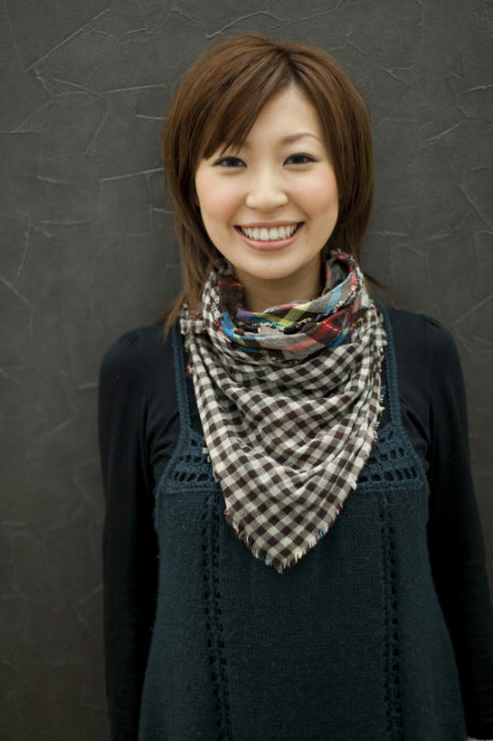 东方人,一个人,站,笑,微笑,竖图,室内,白天,正面,亚洲,仅一个年轻女性,仅一个女性,仅一个人,黑色背景,服装,装饰,注视,休闲装,黄种人,衣服,围巾,观察,看,站着,休闲,温暖,休闲服,摄影,服饰,影棚,围脖,观看,保暖,华丽,点缀,察看,御寒,关注,衬托,美观,雅致,雅观,年轻女性,女人,女性,亚洲人,站立,半身,彩图,影棚拍摄,拍摄