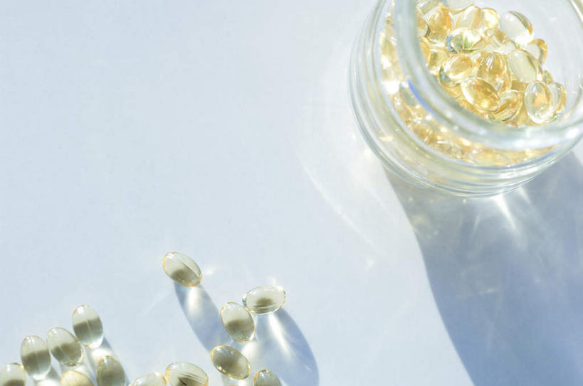 无人,横图,俯视,室内,特写,白天,安全,静物,一堆,阴影,堆叠,堆积,光线,药剂,影子,防护,胶囊,阳光,瓶子,塑料制品,药品,塑料瓶,治疗,堆,保护,药物,医疗,保险,预防,平安,彩图,高角度拍摄