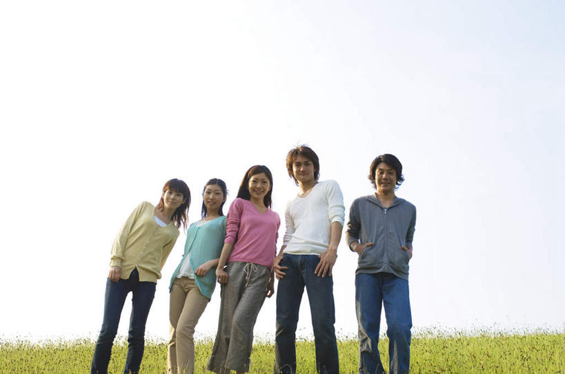 东方人,伙伴,朋友,站,笑,微笑,横图,室外,白天,仰视,友谊,草地,草坪,植物,亚洲,五个人,服装,云,云朵,许多人,云彩,注视,休闲装,黄种人,草,衣服,粉色,蓝色,绿色,紫色,白色,白云,蓝天,天空,天,观察,看,站着,一群人,休闲,休闲服,服饰,观看,察看,关注,双手抄兜,双手放兜,友情,男人,男性,年轻男性,年轻女性,女人,女性,亚洲人,插兜,两手抄兜,两手放兜,手插兜,手放口袋,站立,半身,彩图,低角度拍摄,手抄兜