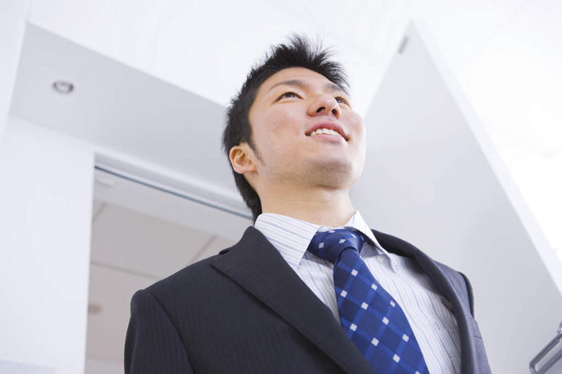 一个人,商务人士,商务男性,办公室,站,笑,微笑,露齿笑,横图,室内,白天,仰视,衬衫,门,天花板,仅一个男性,仅一个人,套装,领带,注视,仅一个年轻男性,黑色,门框,观察,看,站着,观看,察看,关注,商务装,工薪阶层,年轻男性,年轻人,白领,上班族,站立,半身,彩图,低角度拍摄,衬衣,短发