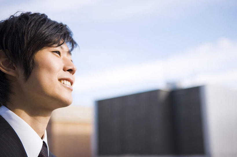 一个人,商务人士,商务男性,站,笑,微笑,露齿笑,横图,室外,白天,仰视,衬衫,仅一个男性,仅一个人,阴影,套装,朦胧,模糊,光线,影子,云,云朵,领带,云彩,注视,仅一个年轻男性,蓝色,黑色,白云,蓝天,天空,阳光,天,观察,看,站着,观看,察看,关注,商务装,工薪阶层,年轻男性,年轻人,白领,上班族,站立,半身,彩图,低角度拍摄,衬衣,短发